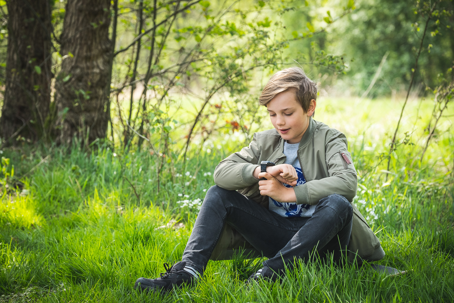 Dreng kigger på sit Xplora smartwatch