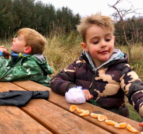 Børn på tur i forårsvejret