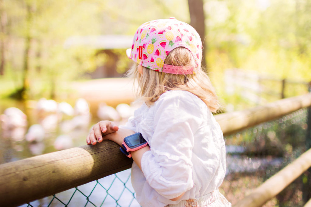 pige med sit Xplora smartwatch