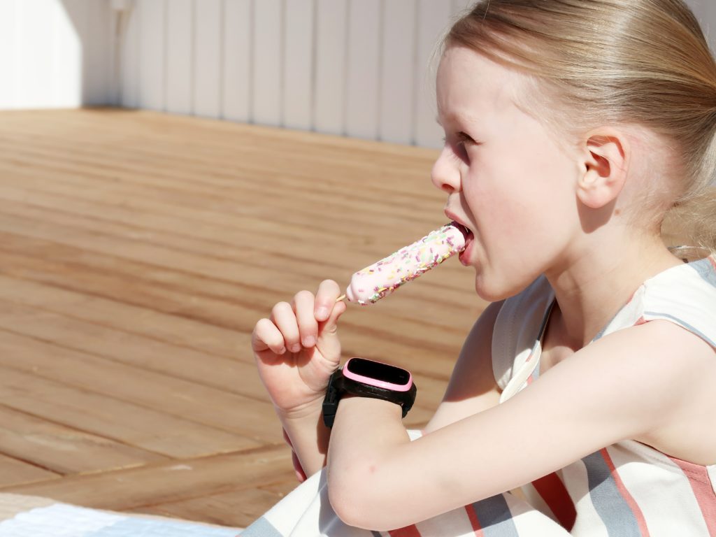 Spiser is med sit Xplora Smartwatch på håndleddet