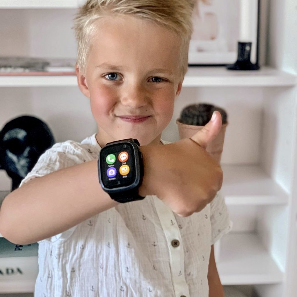 Glad dreng med sit X5 Play, et af vores produkter 