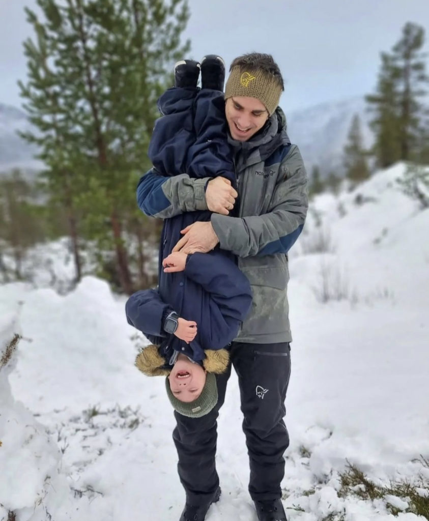 Far og søn leger i vinterferien - Xplora smartwatch på håndleddet