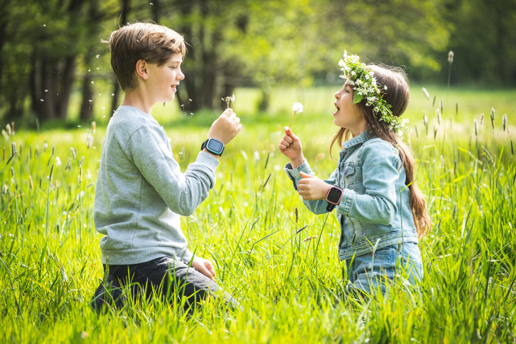 2 børn ude i skoven med Xplora smartwatch